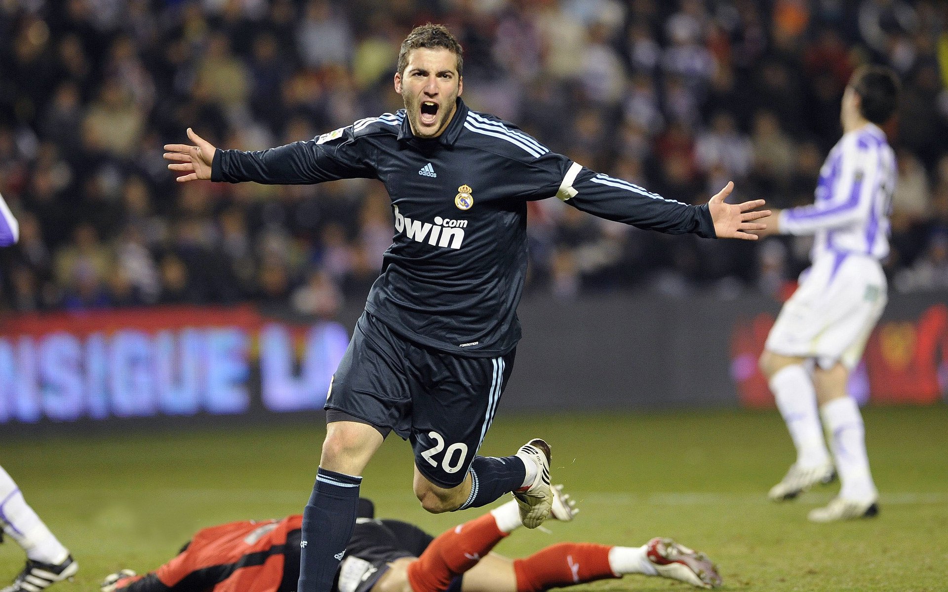 【犯规实例】著名犯规案例深度剖析,判罚背后隐藏的战术思考,犯规种类有哪些